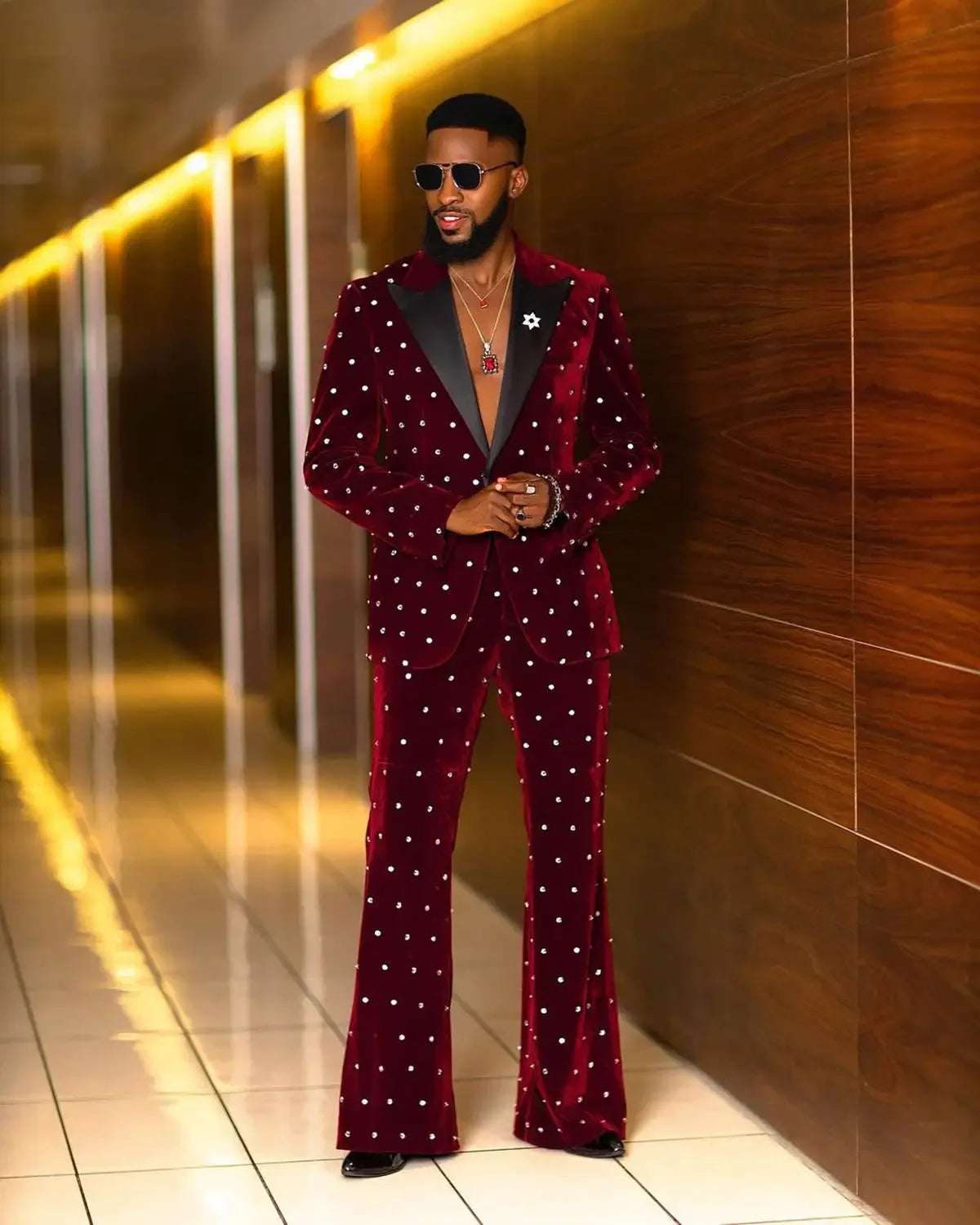 Luxury Men Wedding Suits Peaked Lapel Beaded Tuxedos For Groom 2 Pcs Burgundy Velvet Blazer Pants For Party Prom Custom Made