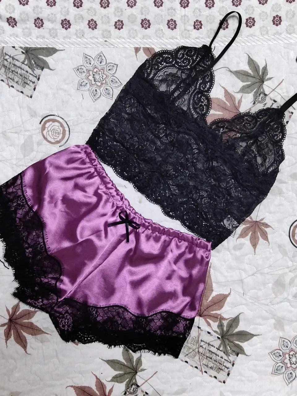 Sleepwear Women's Sexy Pajamas Set Lace Lingerie Sleeveless V-Neck Tops and Shorts Sets Nightwear Loungewear