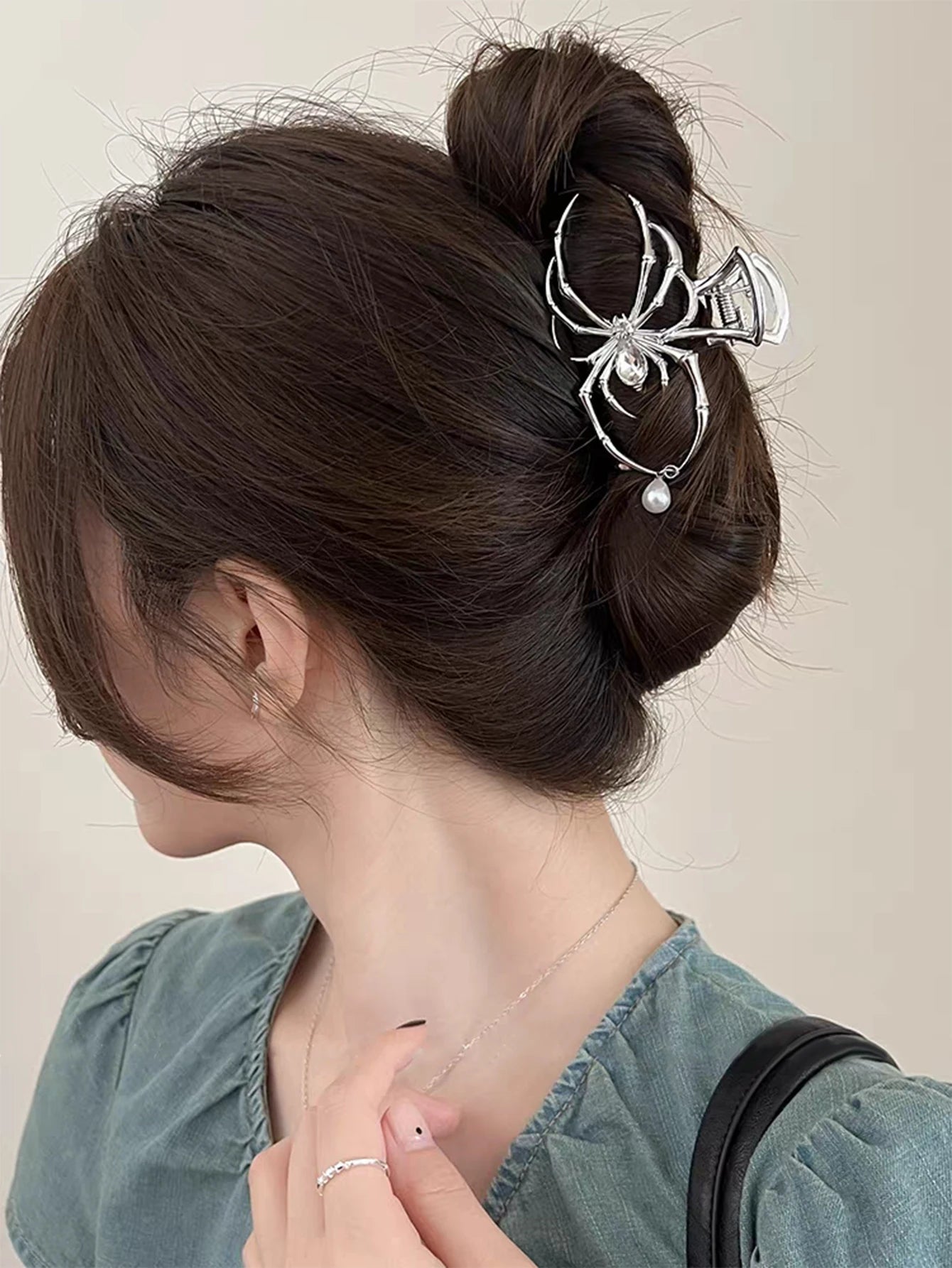 1Pcs Spider Hair Claw Clips with Pearl Charm Design, Metal Gothic Punk Hair Clips Strong Hold Hair Accessories