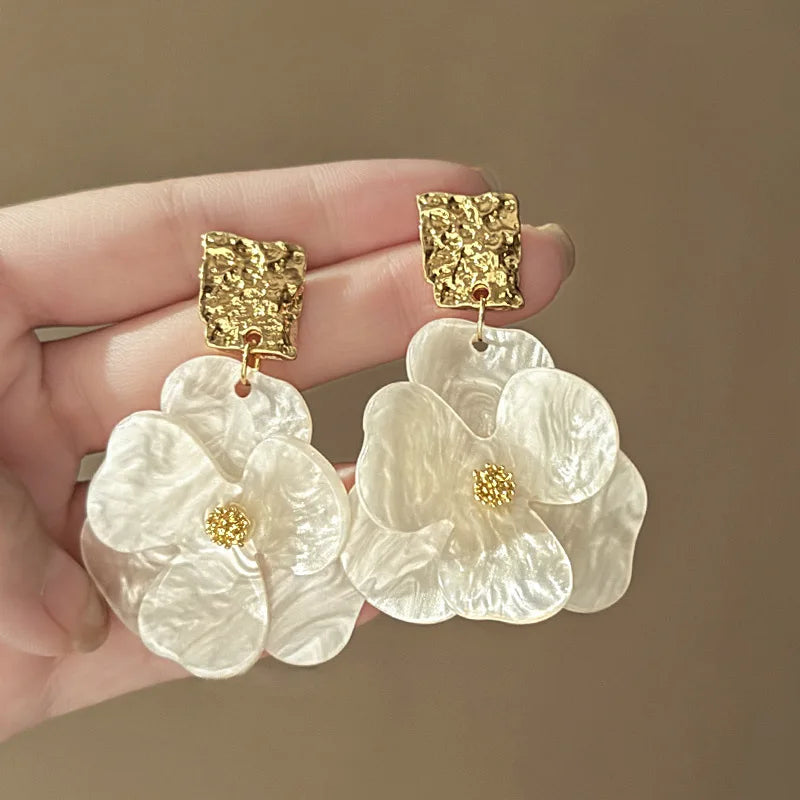 Vintage Acrylic Flower Petal Pendant Earrings For Women Exquisite Alloy Flower Dangle Earrings Luxury Casual Party Jewelry
