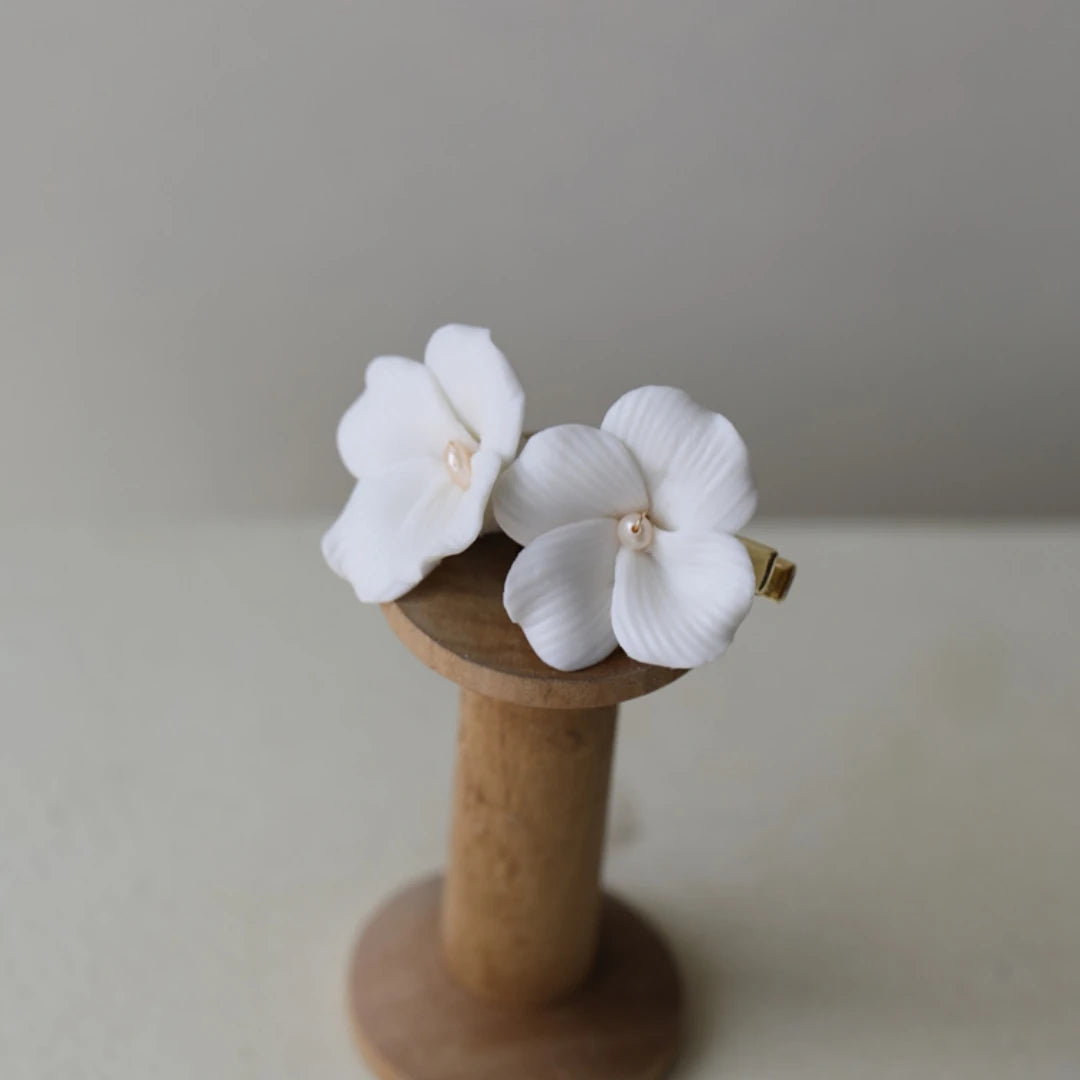 Elegant White Ceramics Flower Hairpins for Hair Jewelry Simple Floral Headpieces Women Daily Party Hairclips