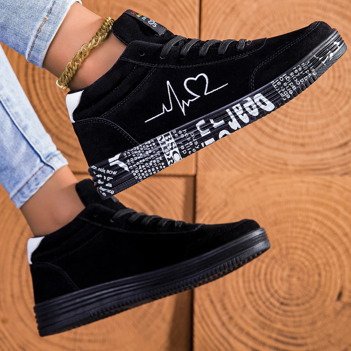 Women's Heart Design Sneakers Lace Up Soft Sole Platform Comfy Skate Shoes, Low-top Mid Top