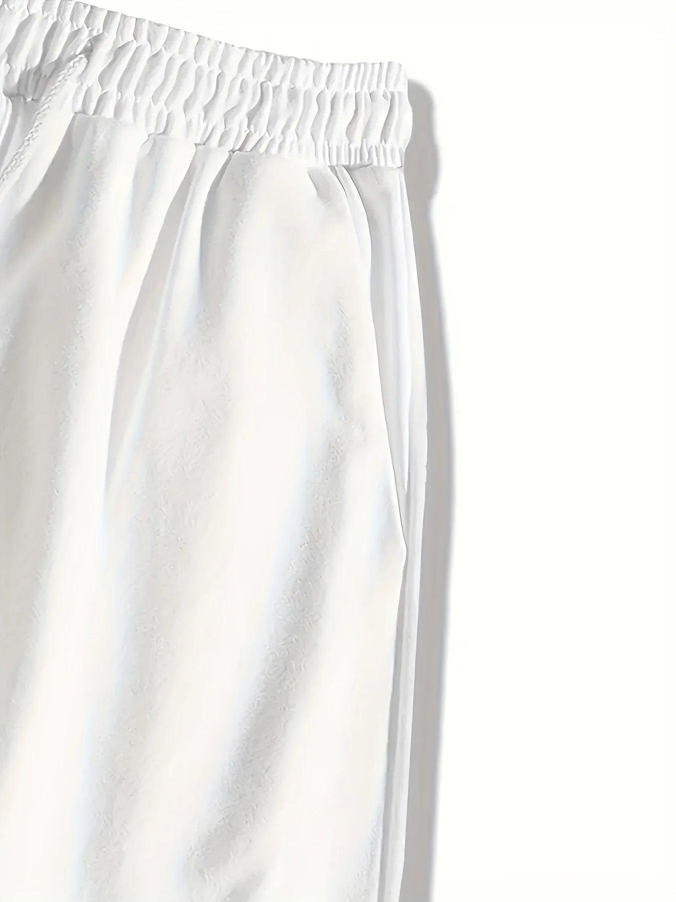 men's suit features a casual and fashionable T-shirt with a letter print pattern, short sleeves and shorts,