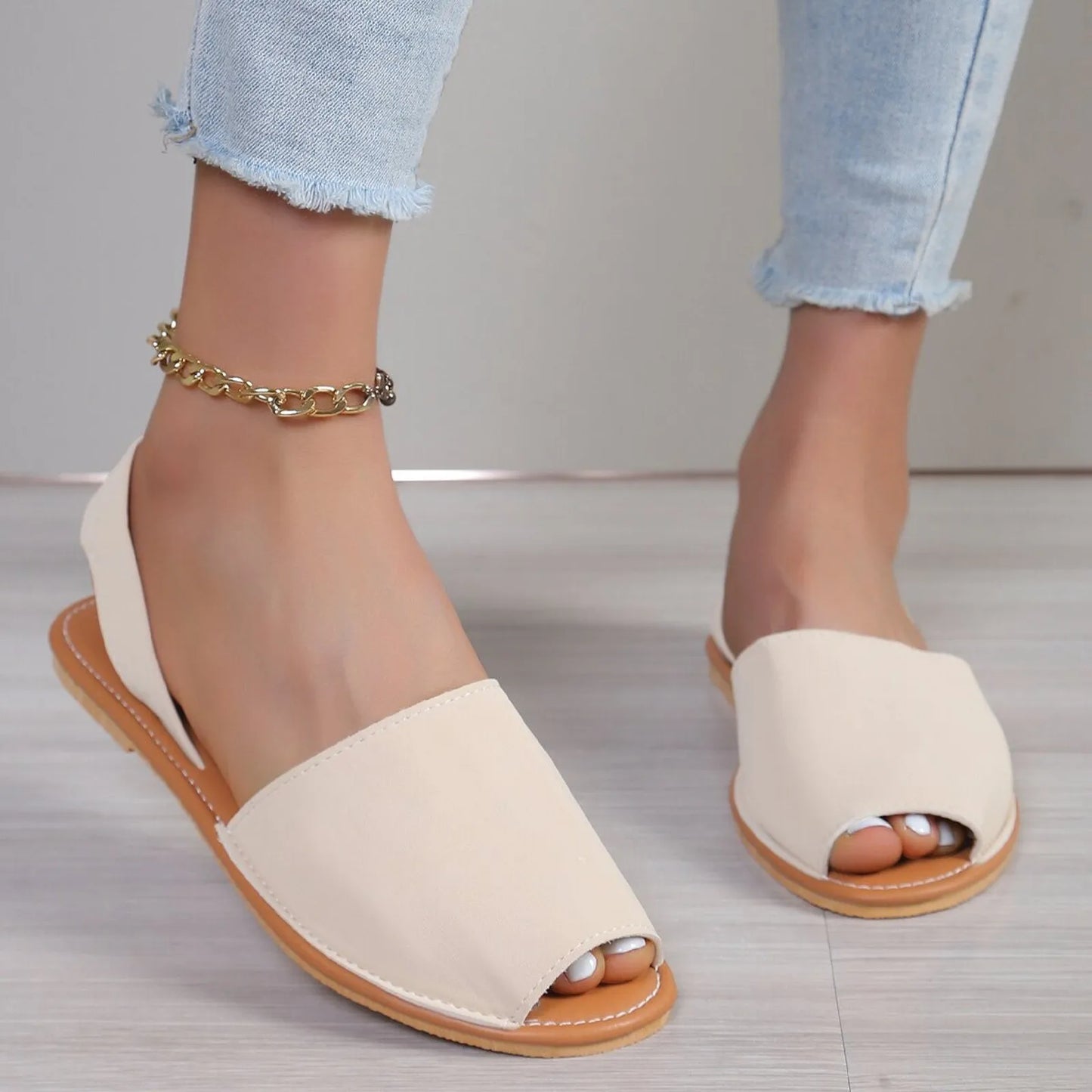 Ladies Casual Solid Color Outer Wear Flat Bottom Fish Mouth Footwear Soft Leather Large Size Sandals for Women Flat Wedge