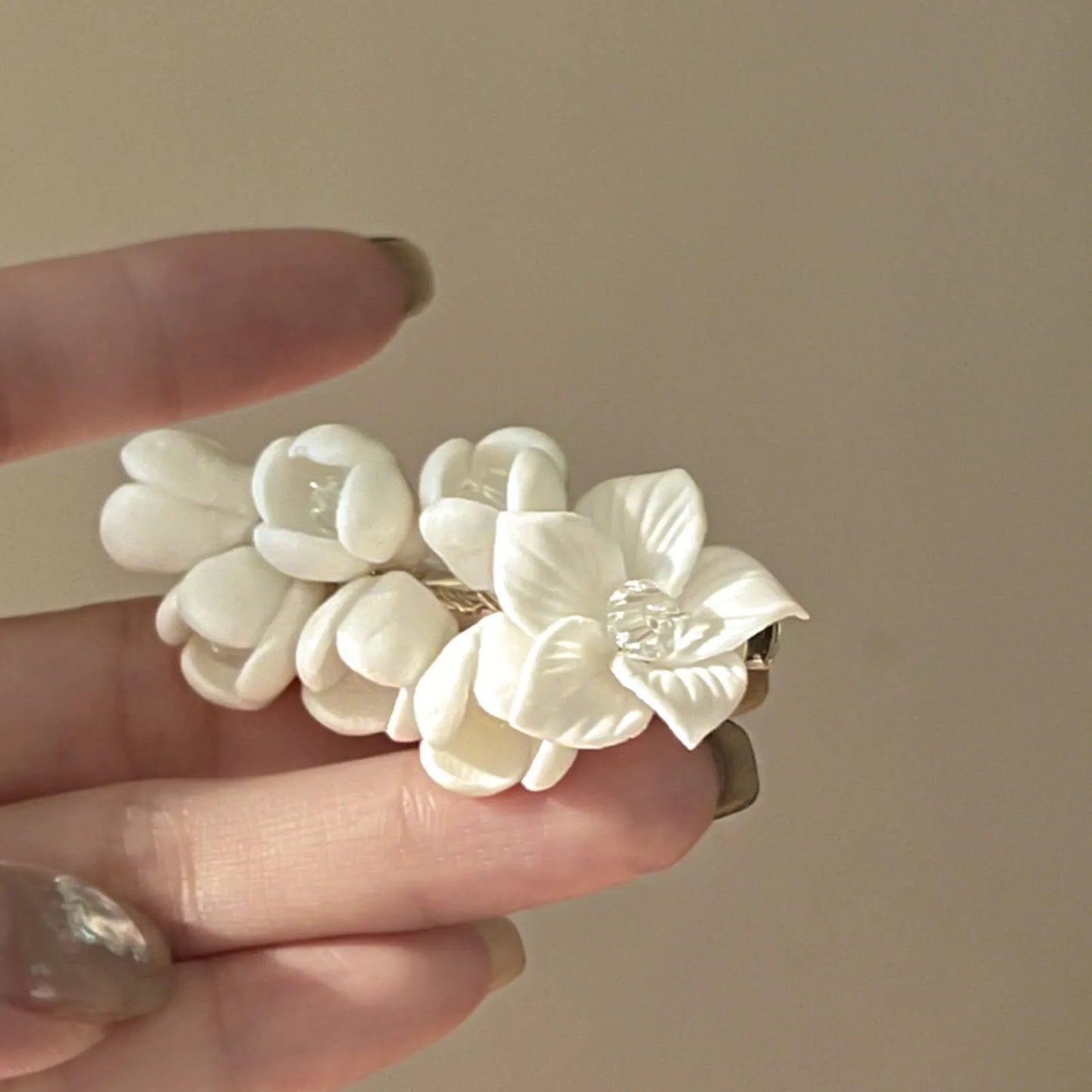Elegant White Ceramics Flower Hairpins for Hair Jewelry Simple Floral Headpieces Women Daily Party Hairclips