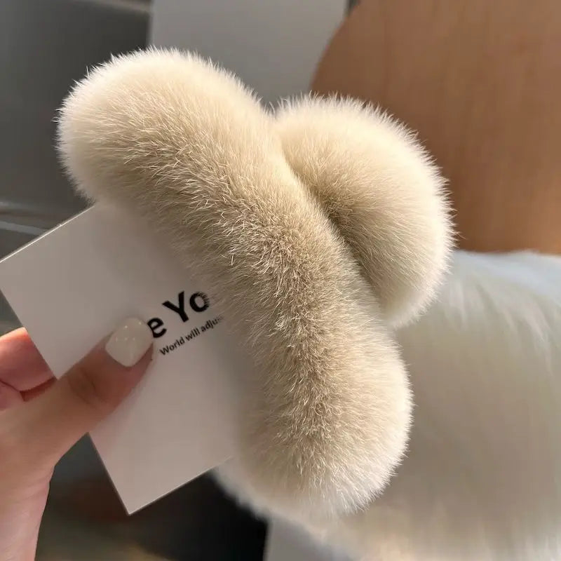1PC Large plush clip with a high-end feel,  women's temperament, and hair styling
