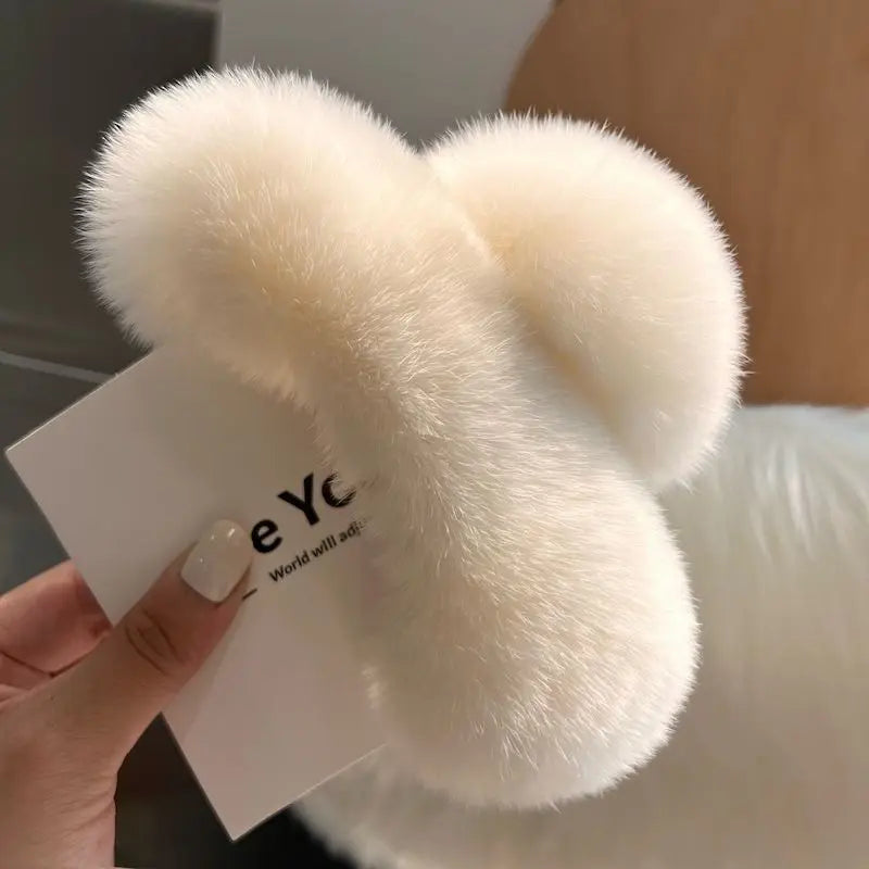 1PC Large plush clip with a high-end feel,  women's temperament, and hair styling